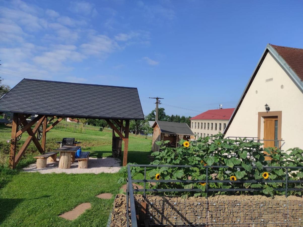 Apartmán na statku Červený Kostelec Exterior foto