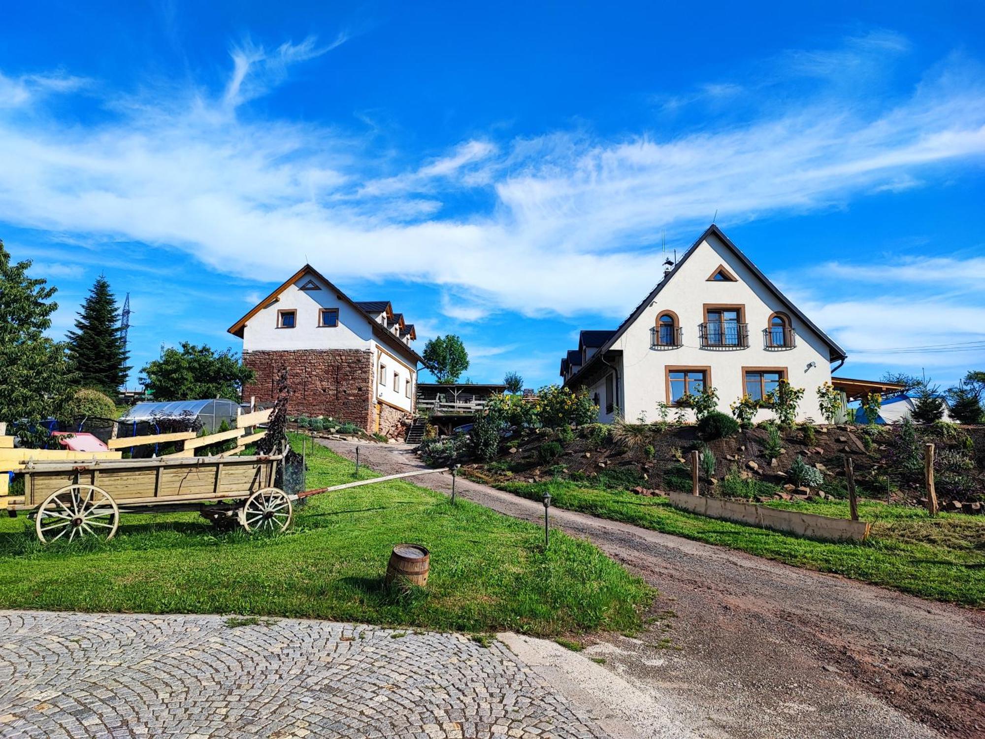 Apartmán na statku Červený Kostelec Exterior foto